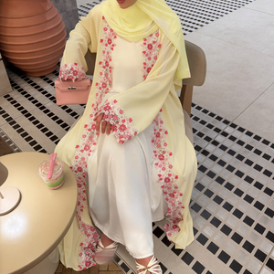 Abaya Aperta Giallo Chiaro con Ricami Floreali Hafizah, <span class=keywords><strong>Vestito</strong></span> da <span class=keywords><strong>Donna</strong></span> Musulmana con Hijab, Ricamo Rosa e Bianco Stile Dubai per Eid - Product Image 4