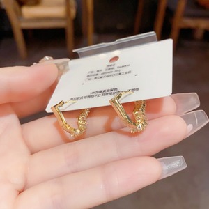 Nuevos pendientes de aro de alta calidad de moda de verano para mujer, nuevo diseño, exquisita perla envuelta en corazón, patrón de circón, regalo principalmente de cobre - Product Image 4