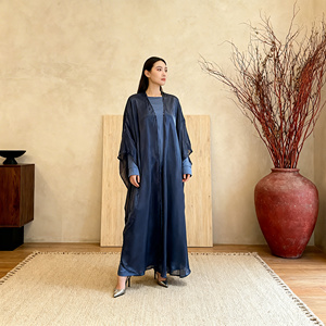 Vente en gros de robes Abaya en polyester imprimées élégantes et luxueuses sur mesure pour femmes musulmanes, occasions de fête et de soirée - Product Image 2