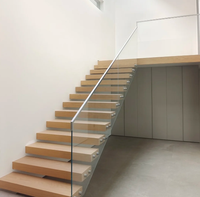 Escalier gain de place avec étagère de rangement, marches en bois et garde-corps en verre, fixation murale