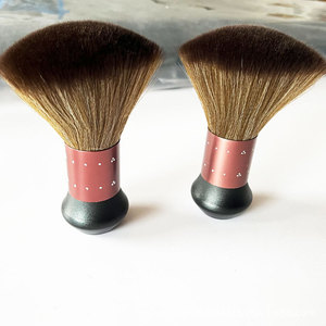 Brosse à cheveux pour hommes avec manche en plastique et poils doux en nylon pour le nettoyage du cou et des coupes de cheveux - Product Image 2