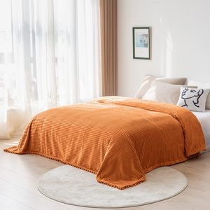 Manta <span class=keywords><strong>DISSA</strong></span> de Lujo Moderna, Tamaño Individual, Estampada, de Franela y Felpa Ecológica, Suave y Cálida para Todas las Estaciones, con Flecos de Pompones Naranjas - Product Image 1