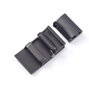 Ceinture en métal pour femme, fabriquée par le fabricant, avec boucle à design ajouré, lettres, sangles rondes et logo personnalisé. - Product Image 3