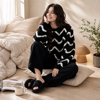 Ensemble de pyjama en sherpa noir et blanc à chevrons pour femme, demi-velours, chaud pour l'hiver, vêtements de détente, ensemble deux pièces, personnalisable OEM