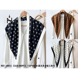 Sciarpa triangolare multifunzionale 135x60 cm con design a pois per donna, accessorio di moda - Product Image 3