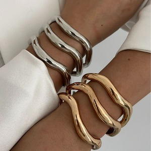 2024 nouveauté mode pas cher en gros à la mode métal alliage <span class=keywords><strong>Bracelet</strong></span> exagéré alliage arc plaine cercle <span class=keywords><strong>bracelet</strong></span> simple <span class=keywords><strong>bracelet</strong></span> - Product Image 1