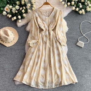 Abito da donna taglie forti, stile delicato, scollo a V, vestibilità ampia e snellente, nuovo, ricamato, elegante, lunghezza al ginocchio - Product Image 4