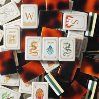 Ensemble de Mahjong Américain Dynasty Reverie au Design Exclusif, en Acrylique Multicouche Effet Écaille de Tortue, OEM ODM Personnalisé Marque Privée