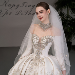 Vestido de Novia GT128 Moderno, Largo hasta el Suelo, con Mangas Largas, Estampado Floral y Apliques de Encaje - Product Image 3