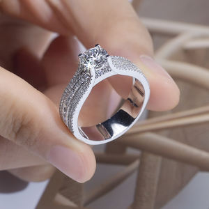 แหวนเพชรทรงกลมทองคำขาว 18K รุ่น MSR-1371 จาก Messi Jewelry สำหรับผู้หญิง - Product Image 4