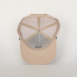 Gorra de golf de 5 paneles de poliéster de secado rápido con logotipo personalizado OEM, diseño perforado cortado con láser con estilo de escritura bordado - Product Image 6