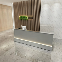 Bureau d'accueil minimaliste moderne avec logo personnalisé et éclairage LED pour hall d'entreprise