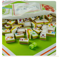 Jeu de Mahjong américain sur le thème des stations balnéaires tropicales, tuiles en acrylique blanc avec motifs de tasses Tiki cocktail fraise, tuiles de Mahjong américaines