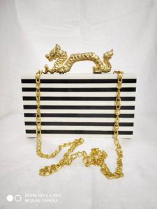 Dernier modèle de sac de soirée en bois à double poignée en résine Accessoires de mode perlés pour femmes à la mode - Product Image 4