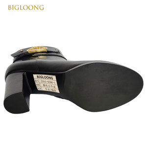 Bottes <span class=keywords><strong>Chelsea</strong></span> élégantes en cuir de vachette noir pour femmes avec lanière en cuir clouté en or fermeture à glissière à talons hauts pour la saison automne/hiver - Product Image 5