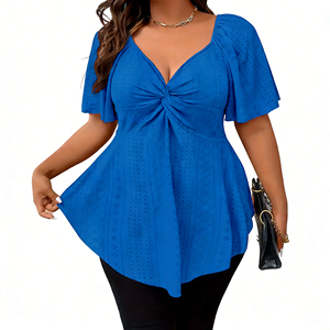 Haut Peplum Décontracté Bleu Royal à Col en V avec Torsion sur le Devant, Manches à Volants et Broderie Anglaise pour Femmes Courbes – Collection Été 2026 - Product Image 3