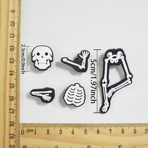 Boucle <span class=keywords><strong>de</strong></span> chaussure unisexe en PVC souple, motif crâne squelette phosphorescent pour Halloween, style sabot Croc, fabriquée en Chine, transfrontalière - Product Image 4