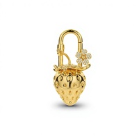 Breloque de sac en or avec strass scintillants en forme de fraise, pendentif clé 3D mignon en forme de fruit, décoration de sac à main de luxe pour femme, porte-clés, cadeau d'anniversaire