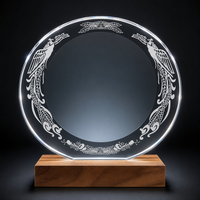 Trophée personnalisé en cristal avec base en bois de noyer massif et plaque en verre gravée pour la reconnaissance d'entreprise et la reconnaissance des employés