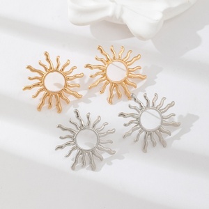 <span class=keywords><strong>Orecchini</strong></span> Vintage a forma di luna solare minuscoli <span class=keywords><strong>orecchini</strong></span> alla moda Color oro <span class=keywords><strong>argento</strong></span> moda Punk in metallo per uso quotidiano da donna - Product Image 2