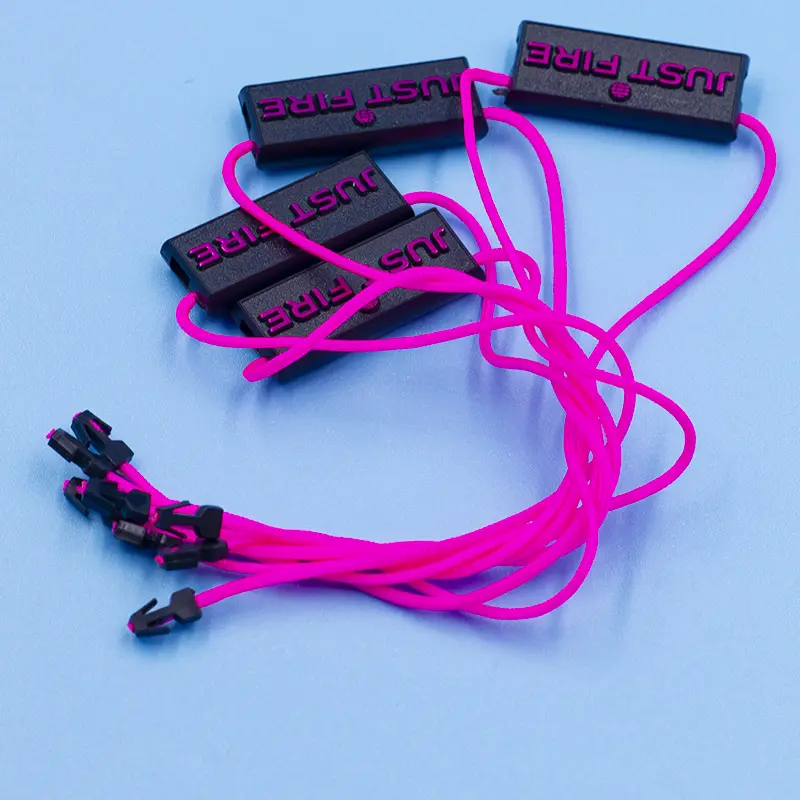 Custom Pendurar tag Bloqueio Corda Etiqueta do presente do produto do poliéster Pano De Luxo Em Relevo Logo Selo Plástico Pendurar Tag String