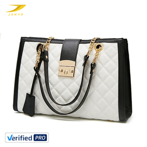 Sac fourre-tout matelassé classique <span class=keywords><strong>bicolore</strong></span> personnalisé pour femme avec chaîne dorée et sangle en cuir mélangé, fermeture à loquet métallique, sac à main décontracté quotidien pour femme - Product Image 1