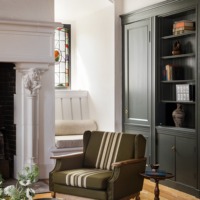 Étagères encastrées contemporaines Vermonhouzz sur mesure avec une esthétique élégante et une palette de couleurs audacieuse pour une maison moderne et luxueuse