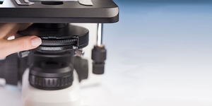 <span class=keywords><strong>Microscope</strong></span> <span class=keywords><strong>numérique</strong></span> compact Primostar 3 facile à utiliser Tête trinoculaire Embout nasal à 5 positions Éclairage ECO pour l'entraînement en laboratoire - Product Image 6