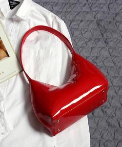 Sac à main tendance pour femme en similicuir avec détail pompon, fermeture éclair sécurisée, deux poignées, intérieur spacieux, sac de mode pour le shopping - Product Image 3