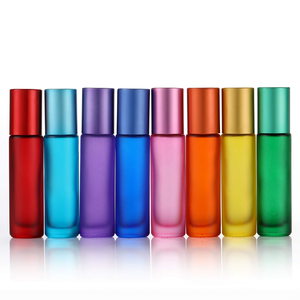 Flacon en verre rond industriel avec bille roulante noire pour huile parfumée, usage cosmétique, nettoyant visage, sérum et crème de soin de la peau - Product Image 1