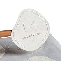 Autocollant personnalisé en papier fibreux avec logo géométrique, texte en relief texturé, motif galet, pour marque, avec support en bois