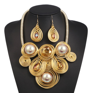 Nouvelle Collection : Parure de Bijoux pour Femme, Collier Choker Exagéré et Boucles d'Oreilles, Plaqué Or Africain, avec Grandes Perles et Strass en Cristal - Product Image 4