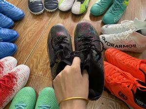 Chaussures de football pour hommes en gros à prix réduit, chaussures de football pour étudiants, produit en stock, vente chaude - Product Image 3