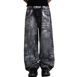 กางเกงยีนส์ผู้ชายสไตล์พังก์ทรงหลวม ผ้าฝ้าย 100% ล้างสีแบบวิสเกอร์ พร้อมเคลือบฟอยล์สีเงิน ดีไซน์ 3 มิติ แบบสั่งทำสำหรับขายส่ง - Product Image 1