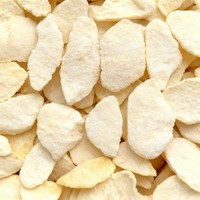 Diepvriesgedroogde perenplakjes, rijk aan vezels en vitaminen, voor de productie van producten voor de spijsvertering en welzijn.
