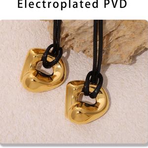 Collar de Acero de Titanio con Diseño Curvo y Cadena Ajustable de Cuero con Baño de Oro Real de 18K - Product Image 4