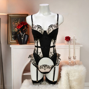 Ensemble de lingerie 2 pièces pour femme, corset à découpes en dentelle florale, porte-jarretelles, soutien-gorge et bas cuissardes noirs S-XL - Product Image 6