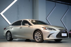<span class=keywords><strong>Lexus</strong></span> <span class=keywords><strong>ES</strong></span> 300h 2020 Edición Excellence Sedán, Emisión Euro VI, Asientos de Cuero, Faros LED y Cámara Trasera, 1-25000 Millas - Product Image 3
