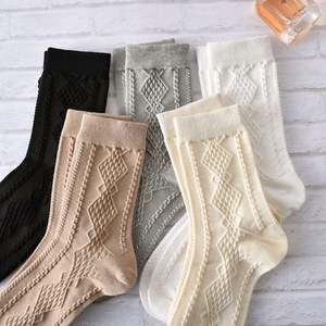 Nouvelles chaussettes tube blanches personnalisées pour femme, collection automne-hiver, vente en gros, absorbantes, anti-transpiration, couleur unie, tricotées - Product Image 1