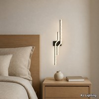 Applique murale noire moderne avec deux barres angulaires et une plaque arrière peu profonde pour salon, chambre, coin canapé, hôtel