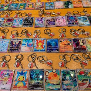Accessoires Pokémon TCG : <span class=keywords><strong>Porte</strong></span>-clés en acrylique avec designs de cartes double face (Meowth Snorlax) - Style Anime, vendus individuellement - Product Image 1
