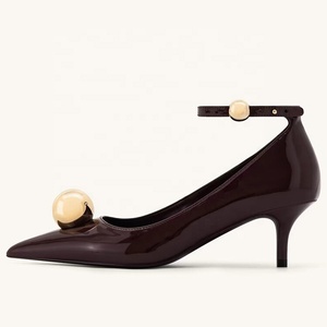 รองเท้าผู้หญิงเซ็กซี่หัวแหลมสายรัดข้อเท้ารองเท้าส้นเตี้ยรองเท้าแตะตกแต่งโลหะวินเทจปั๊มชุดเดรสมีสิทธิบัตรสดใส - Product Image 1