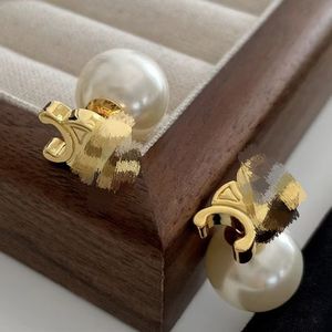 Pendientes Coreanos de Gran Venta para 2026 con Perlas de Triunfo, Pendientes de Botón de Lujo en Aleación de Cobre, Ecológicos, Venta al por Mayor B2B - Product Image 1