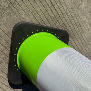 Şehir Yollarında Güvenlik İçin Esnek Yeşil PVC Enjeksiyon Kalıplı Trafik Konisi 70cm - Product Image 4
