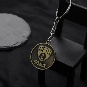 Porte-clés de <span class=keywords><strong>basket</strong></span>-ball en bronze antique emblématique avec logo du club sportif de la ville, cadeau d'anniversaire pour les passionnés de sport - Product Image 2