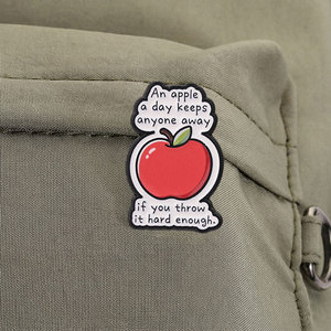 Broche en métal avec <span class=keywords><strong>citation</strong></span> originale, motif pomme rouge brillante de dessin animé, avec phrase ludique anti-<span class=keywords><strong>proverbe</strong></span>, pour les fans de mèmes <span class=keywords><strong>et</strong></span> les amateurs de loisirs, idéale comme cadeau - Product Image 4