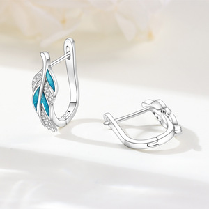 Populares pendientes de aro de plumas azules en latón blanco, pendientes originales de alta gama al por mayor para mujer - Product Image 4