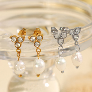 ต่างหูมุกน้ำจืดประดับเพชรสามเม็ดสำหรับผู้หญิง ไทเทเนียมสตีล ชุบทอง 18k สำหรับใส่ทุกวัน ดีไซน์ทรงเรขาคณิต - Product Image 3