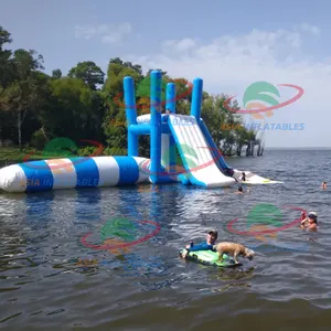 Torre de ação inflável do jogo do parque flutuante, torre de pulo com água flutuante