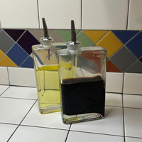 Bouteille de distributeur d'huile d'olive de qualité supérieure de 16oz Design carré long personnalisé avec verseur en liège pour une utilisation en cuisine